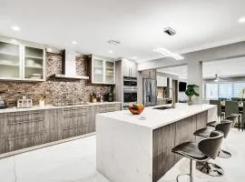 Spectacular 5BR & 5BA Villa in Hollywood Lakes