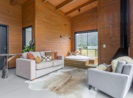 Cabana do Lago - Villas Mornas Natureza e Jacuzzi, ξενοδοχείο σε Aguas Mornas