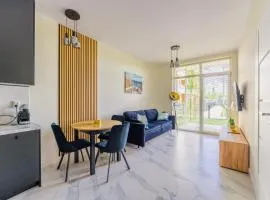 Apartament Messa Black z Basenem Letnim by HolidaySun