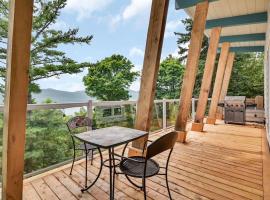 Cottage with water view and hot tub - Le pin blanc，位于拜圣保罗的别墅