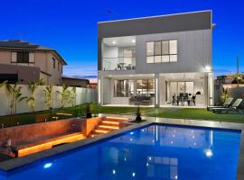 Ocean Escape - Majestic, Luxurious Canal Home, hotel in Bongaree