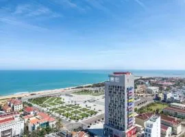 Wink Hotel Tuy Hoa Beach - 24hrs stay & Rooftop Pool Bar、トゥイホアにあるTuy Hoa Airport - TBBの周辺ホテル