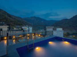 Perfectstayz Premium Laxmi Heritage with Rooftop Pool & Cafe, hotel in Rishīkesh