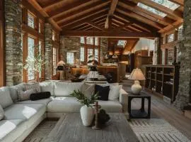 Stone House by Casa Oso, hot tub, 43 private acres with hiking trails