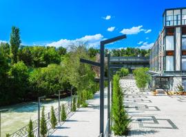River Inn Hotel、Yakkasarayのホテル