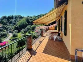 Casa con terrazza nel verde
