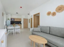 Jasny Apartament z Jedną Sypialnią w Dąbkach Tuż przy Plaży z Parkingiem by Noclegi Renters