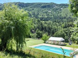 Villa charmante à Sisteron avec piscine privée, Hotel in Sisteron