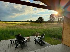 Tinyhouse mit Wiesenblick, Holzdeck und Kamin, Hotel in Bleckede