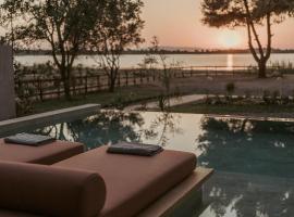 Pure Beachfront Villa with Pool, hotel in Vourvourou
