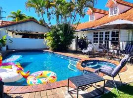 Fab 4brm home with pool a 18 min walk to beach