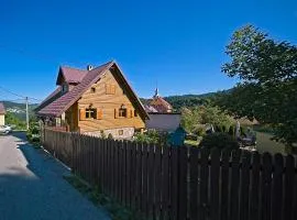 Kuća "Karličevi" s rustikalnim interijerom, okružena prirodom