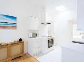 Lovely 2BD Cottage in CityCenter