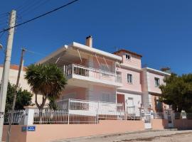 Airport, Port, Stop & Go, hotel in Artemida