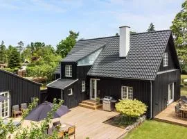 5 Bedroom Nice Home In Væggerløse