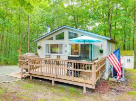 Deck and Fire Pit Pet-Friendly Pocono Lake Abode! โรงแรมในPocono Lake