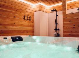 Duplex acc&egrave;s jacuzzi illimit&eacute; T, hotel con hidromasaje en Villedieu-les-Po&euml;les