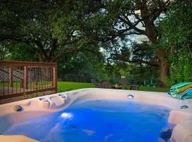 A Secret TX Hideaway, Hot Tub, Firepit, Sleeps 6