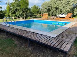 ENTRE VIÑAS RURAL, hotel v destinaci Eugenio Bustos