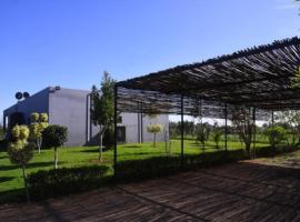 Grande maison familiale dans une ferme de deux hectares, отель в городе Ziaïda