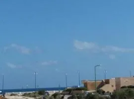 شاليه بقرية سياحية للايجار ب مطروح إمتداد شاطيء الأبيض شاطيء خاص ترى البحر من التراس كود 126
