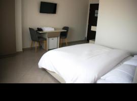 Aulona Hotel, hotel v destinaci Fier