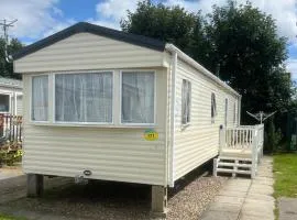 The Luxury Wolds Retreat 6 Berth 3 bedrooms beds made for arrival WIFI