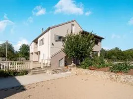 3 Bedroom Lovely Apartment In Radasinovci