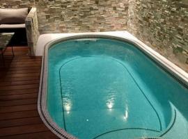 Maison de charme avec Piscine intérieure & Jardin，位于旺夫的带热水浴缸的酒店