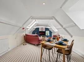 2-Bedroom Cotswolds Chic, Cosy & Tranquil Retreat, Norcote Loft, Sleeps 3, With Private Parking! - by Blue Puffin Stays