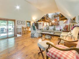 9 Mi to Boyne Resort! Farmhouse Near Town and Lake, hotel in Harbor Springs