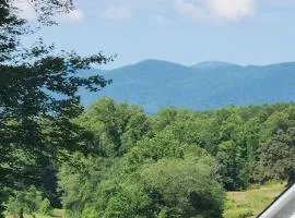 Mountain View Bungalow Near Breweries, Trails, Pool and Waterfalls