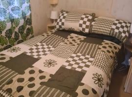 Cozy Cardiff Cabin Retreat sleeps 6 by Aimee, hotel in Cardiff