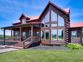 Scenic Getaway with Deck 7 Mi to Mammoth Cave Park!, biệt thự ở Brownsville