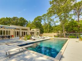 Hamptons Home with Private Pool, 1 Mi to Beach!, hotel v destinaci Wainscott