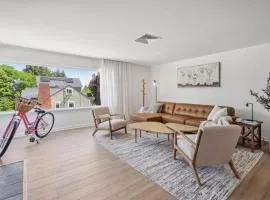 Spacious 5B2B home 5 min to airport with AC, Game Room, WiFi, Parking