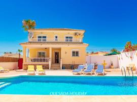 Stunning Central Villa Rosa in Ciudad Quesada Rojales Spacious 4-Bedroom Retreat with Private Pool, Hotel in Ciudad Quesada