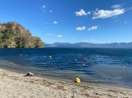 Charming Vintage Lakehouse, hotel en Ilopango