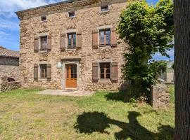 Gîte en pierres avec cour et 3 chambres, au cœur d'un village proche de Langeac - FR-1-582-233