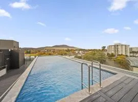 Sleek Inner-City 2-Bed with Swimming Pool & BBQ