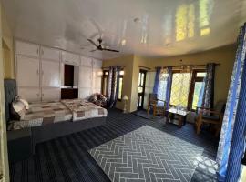 Maqsoom Villa I Entire Villa Near Srinagar Airport and Dal Lake I 4 BR, hotel i Srinagar