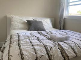 Downtown Apartment 6 to 7 people, Hotel in Bowmanville