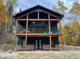 Chalet Relax with sauna steps from MSM lodge, chalet di Lac Sainte-Marie
