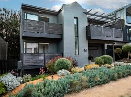 Stylish Beach House Retreat - Close to River & Shops, hotel i Barwon Heads