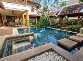 Luxury 5BR Pool Villa Pattaya-Family & Friends Fun Escape-BBQ, Pool Table
