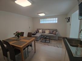 deux pièces calme sur jardin, Hotel in Valenton