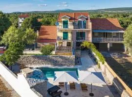 Cozy Home In Mirlovic Zagora