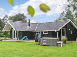 3 Bedroom Cozy Home In Oksbøl, hotel v destinaci Oksbøl