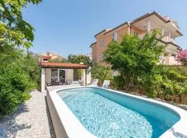 Süßes Ferienhaus mit Privatpool, Sonnenterrasse, BBQ in Strandnähe