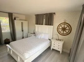 Steps To The Beach -renovated Studio Unit #1